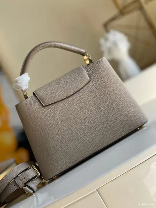 WIS CAPUCINES BB VUITTON LOUIS 0624